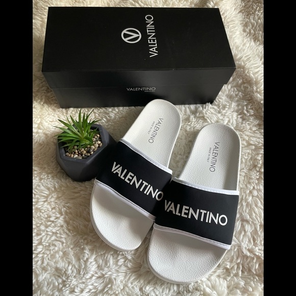 🩴🩴- NIB VALENTINO BY MARIO VALENTINO Magda SandalSize 9 price firm!